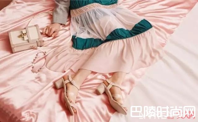 粉色凉鞋推荐_今夏小脚想要“透心凉”?围观这六款凉鞋就对了