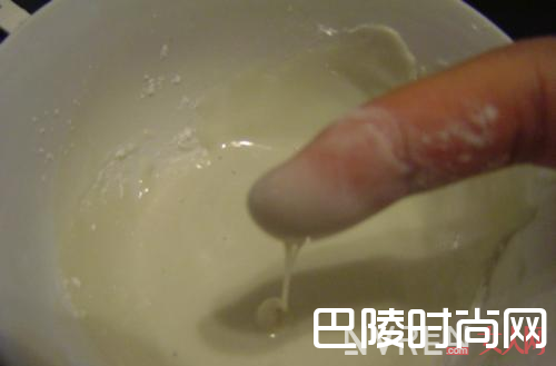 如何有效去除黑头_鼻子边挤出来白色的小颗粒居然是黑头？那就把它扼杀了