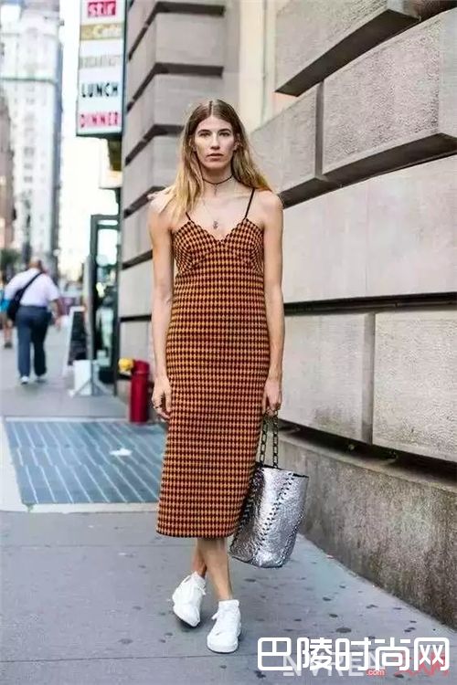 吊带裙如何搭配？_这个夏天 一件小吊带帮你开启撩汉模式！