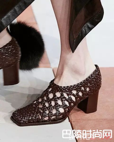 ​奶奶鞋如何搭配_想拥有一双大美腿？看看这些夏季凉鞋穿搭大法就知道