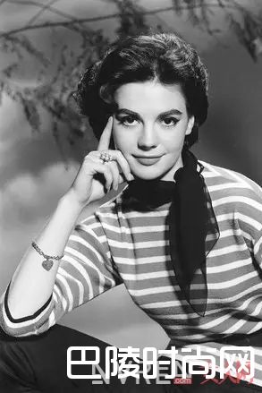 条纹衫搭配丝巾_永不过时的条纹，到底怎么穿才最美？