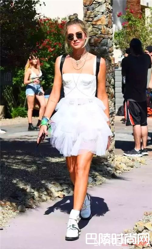 吊带裙如何搭配？_这个夏天 一件小吊带帮你开启撩汉模式！