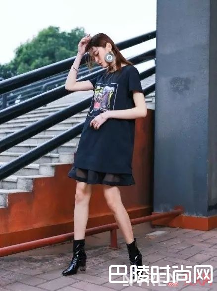 长款T恤怎么搭配最好看_夏天最爱的T恤 这些穿法让你美够一整季