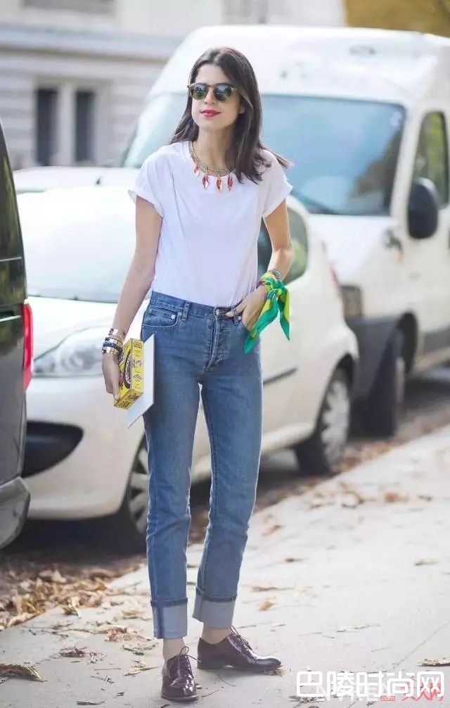 T恤和丝巾的搭配方法_夏天最爱的T恤 这些穿法让你美够一整季