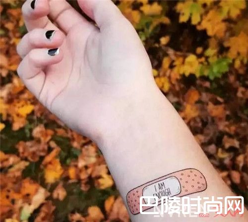纹身贴纸纹什么好看_这个夏天不爱花臂？这些小纹身或许可以拯救单调的你
