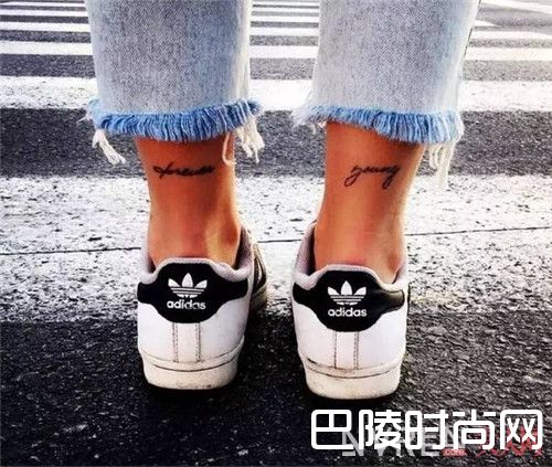 情侣纹身纹什么好看_这个夏天不爱花臂?这些小纹身或许可以拯救单调的你