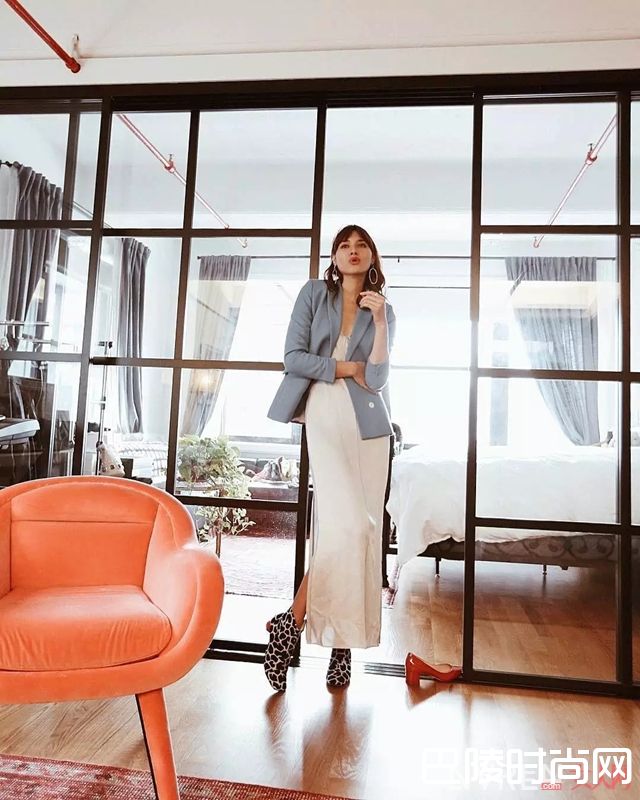 吊带小白裙推荐_穿上小白裙 多份清爽又迷人的气息