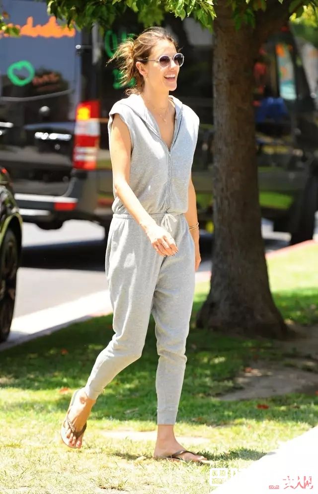 人字拖如何显腿长_想拥有一双大美腿？看看这些夏季凉鞋穿搭大法就知道