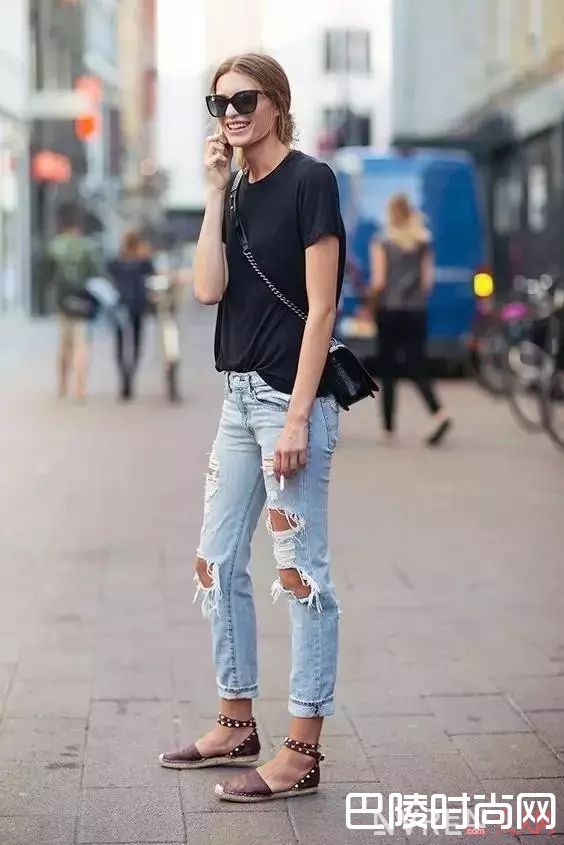 黑色T恤怎么搭配_夏天最爱的T恤 这些穿法让你美够一整季