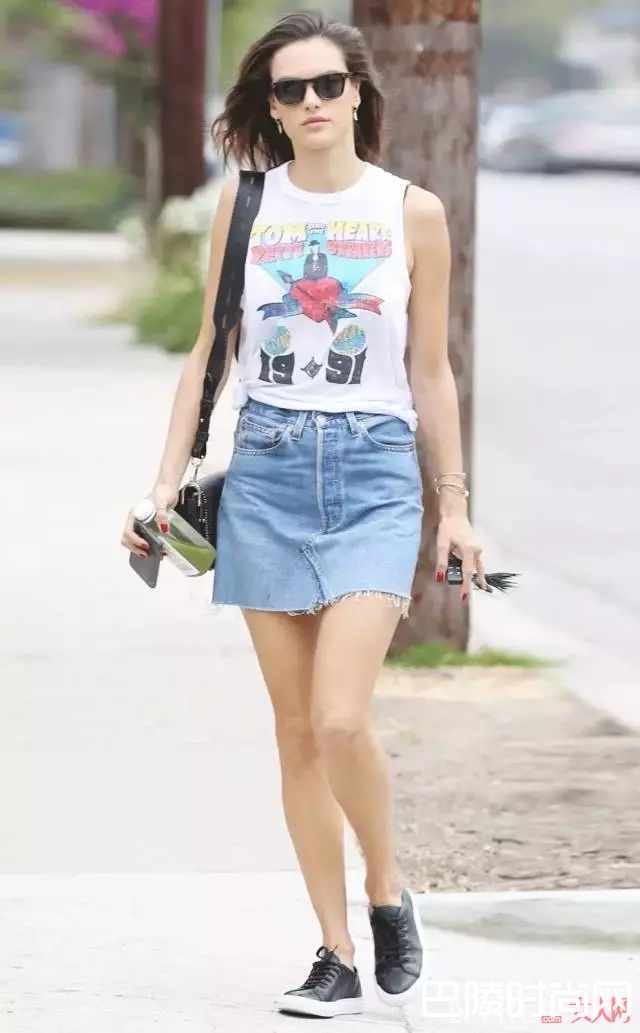 复古T怎么搭配最时髦_夏天最爱的T恤 这些穿法让你美够一整季