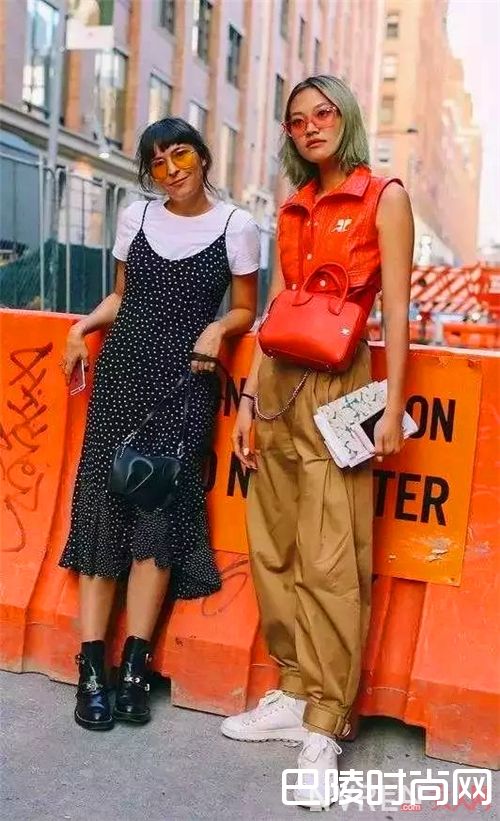 吊带与T恤衬衫如何搭配？_这个夏天 一件小吊带帮你开启撩汉模式！