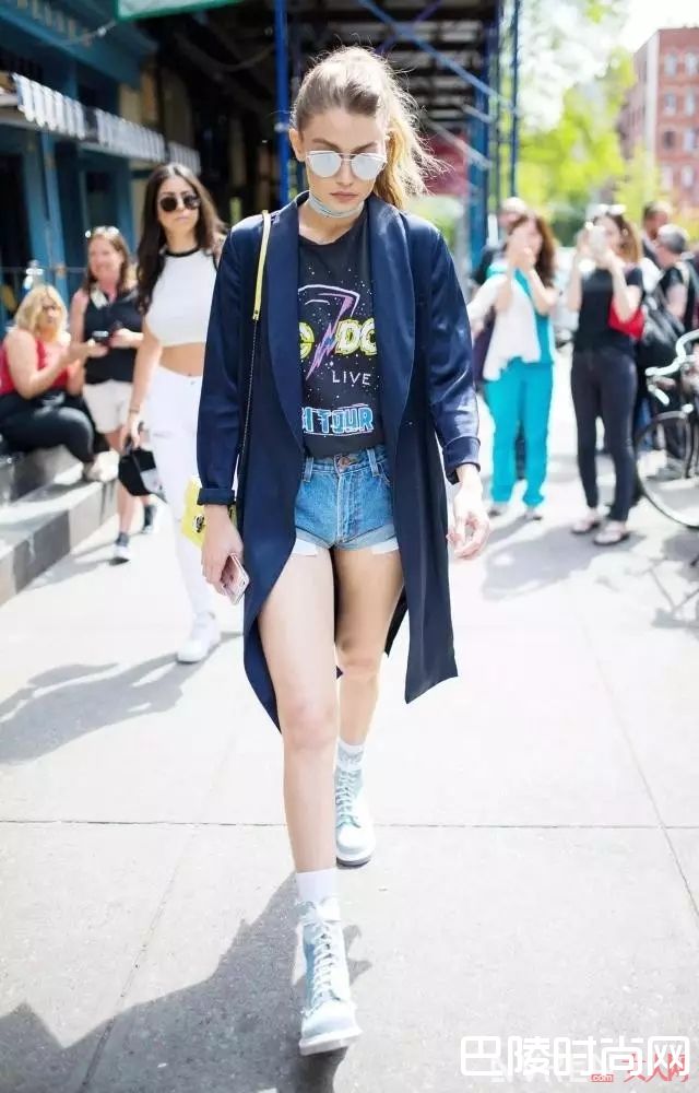 复古T怎么搭配最时髦_夏天最爱的T恤 这些穿法让你美够一整季