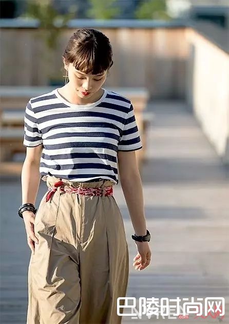 条纹衫配阔腿裤_永不过时的条纹，到底怎么穿才最美？