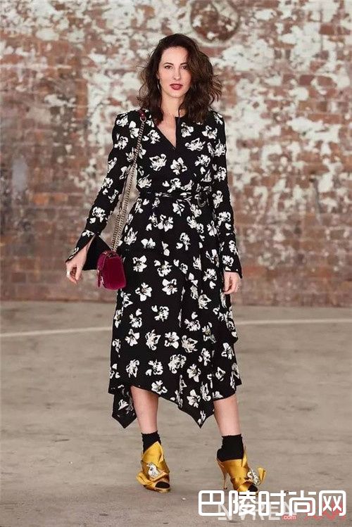 缎面衣服怎么样_时髦这件事情交给这4款衣服 你负责美就好