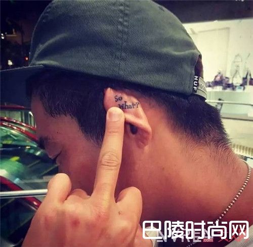 耳朵纹身纹什么好看_这个夏天不爱花臂？这些小纹身或许可以拯救单调的你