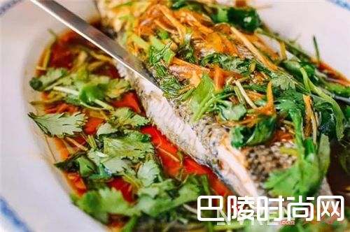 清蒸鲈鱼怎么做?_厌倦了爆炒的油腻与油烟 学学这4道懒人蒸菜做法