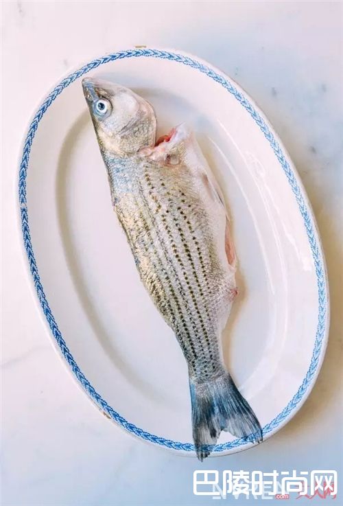 清蒸鲈鱼怎么做？_厌倦了爆炒的油腻与油烟 学学这4道懒人蒸菜做法