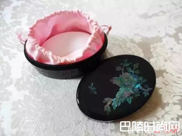 谢馥春彩妆介绍_这17款高颜值化妆品,你不备一件在包里怎么对得起自己?