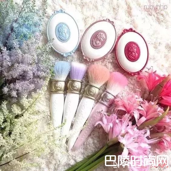 LADUREE 拉杜丽腮红介绍_这17款高颜值化妆品，你不备一件在包里怎么对得起自己？