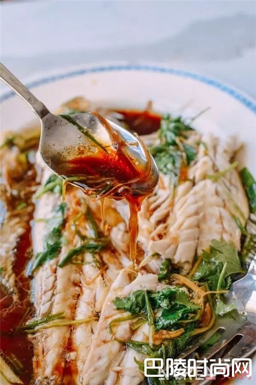 清蒸鲈鱼怎么做?_厌倦了爆炒的油腻与油烟 学学这4道懒人蒸菜做法