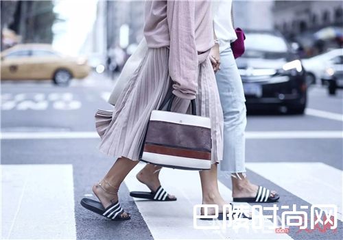 澡堂拖如何搭配？_夏季慵懒风 穿上这些拖鞋让你懒得很时髦！