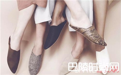极简凉拖如何搭配?_夏季慵懒风 穿上这些拖鞋让你懒得很时髦!