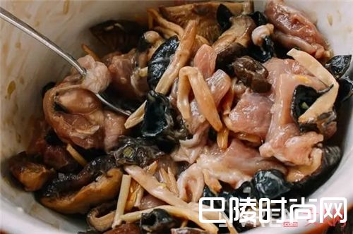 香菇鸡腿怎么做？_厌倦了爆炒的油腻与油烟 学学这4道懒人蒸菜做法