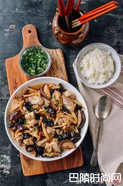 香菇鸡腿怎么做？_厌倦了爆炒的油腻与油烟 学学这4道懒人蒸菜做法