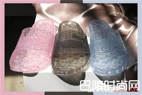 塑料果冻拖鞋如何搭配？_夏季慵懒风 穿上这些拖鞋让你懒得很时髦！