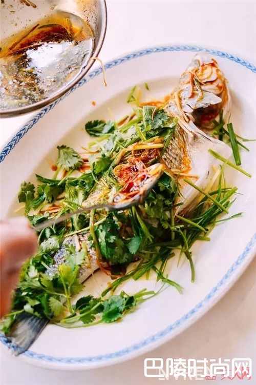 清蒸鲈鱼怎么做?_厌倦了爆炒的油腻与油烟 学学这4道懒人蒸菜做法