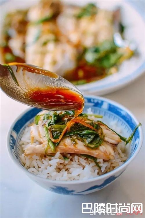 清蒸鲈鱼怎么做?_厌倦了爆炒的油腻与油烟 学学这4道懒人蒸菜做法