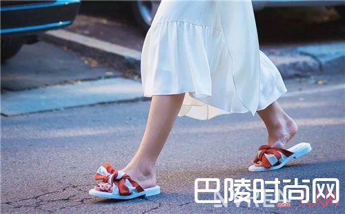 蝴蝶结拖鞋如何搭配？_夏季慵懒风 穿上这些拖鞋让你懒得很时髦！