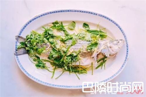 清蒸鲈鱼怎么做？_厌倦了爆炒的油腻与油烟 学学这4道懒人蒸菜做法