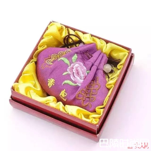 谢馥春彩妆介绍_这17款高颜值化妆品,你不备一件在包里怎么对得起自己?