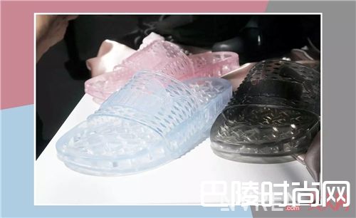 塑料果冻拖鞋如何搭配？_夏季慵懒风 穿上这些拖鞋让你懒得很时髦！