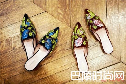 华丽装饰凉拖如何搭配？_夏季慵懒风 穿上这些拖鞋让你懒得很时髦！