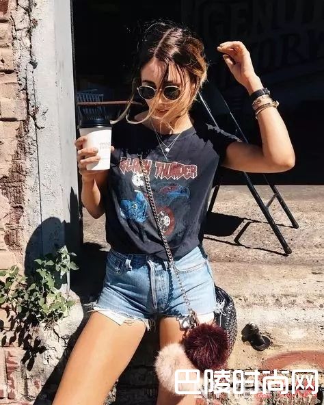 摇滚T配短裤_白T穿腻了 来件“摇滚T“燃爆你的夏天！