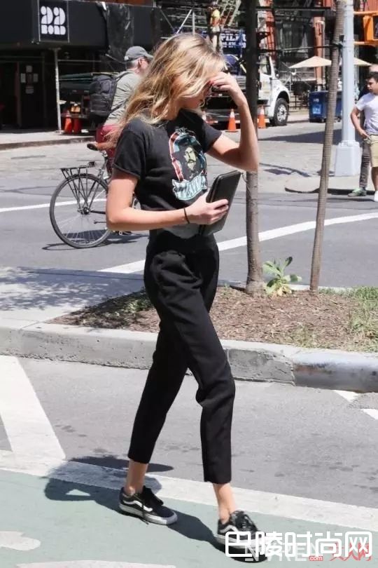 摇滚T配黑裤_白T穿腻了，来件“摇滚T“燃爆你的夏天！