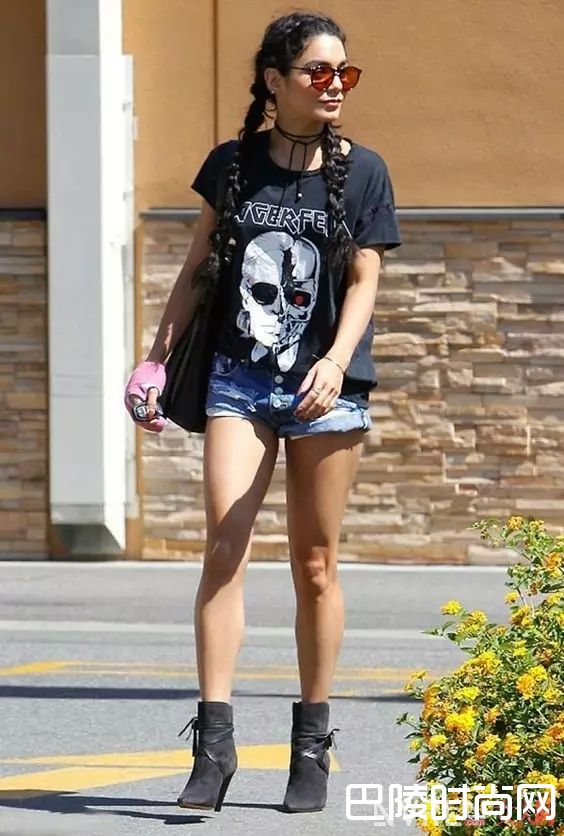 摇滚T配短裤_白T穿腻了 来件“摇滚T“燃爆你的夏天！