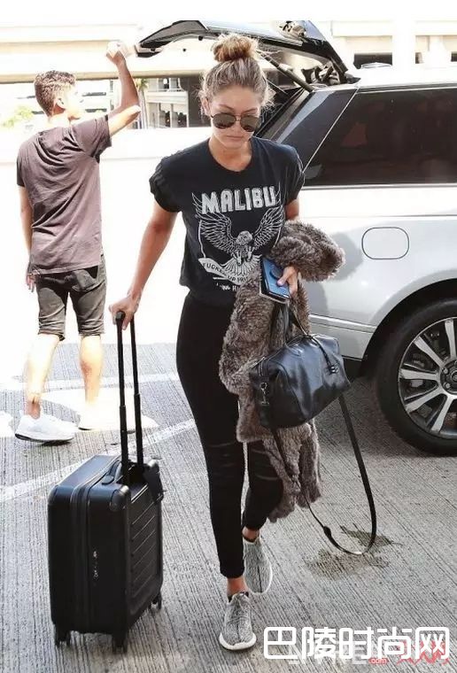 摇滚T配黑裤_白T穿腻了，来件“摇滚T“燃爆你的夏天！