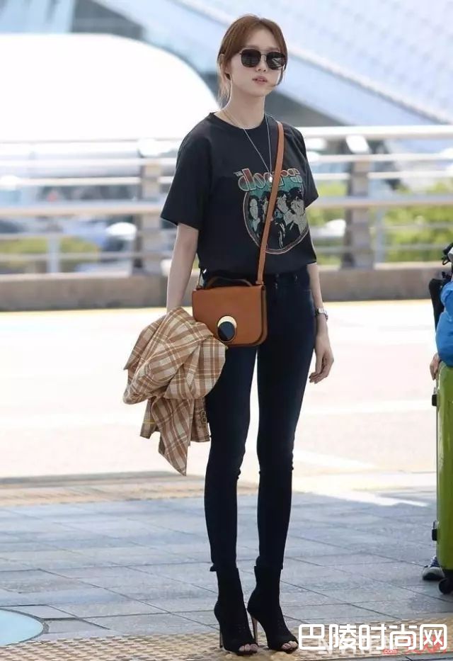 摇滚T明星街拍_白T穿腻了 来件“摇滚T“燃爆你的夏天！