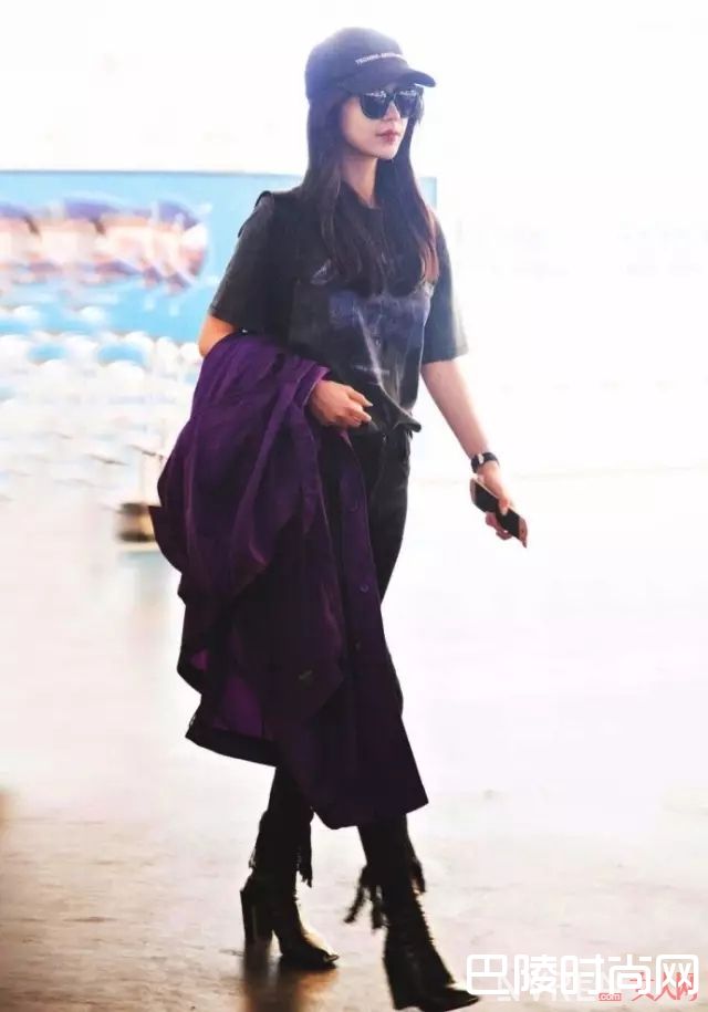 摇滚T明星街拍_白T穿腻了 来件“摇滚T“燃爆你的夏天！