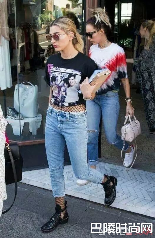 摇滚T配牛仔裤_白T穿腻了，来件“摇滚T“燃爆你的夏天！