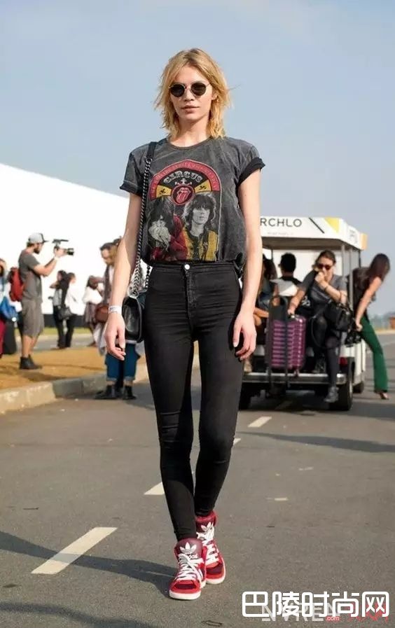 摇滚T配黑裤_白T穿腻了，来件“摇滚T“燃爆你的夏天！