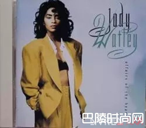 80年代宽肩西装_80年代最有腔调的复古单品，你还差哪件？