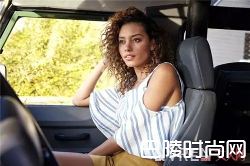 无肩带bra如何穿搭？_拥有这五件内衣 解决你夏天所有的穿衣烦恼