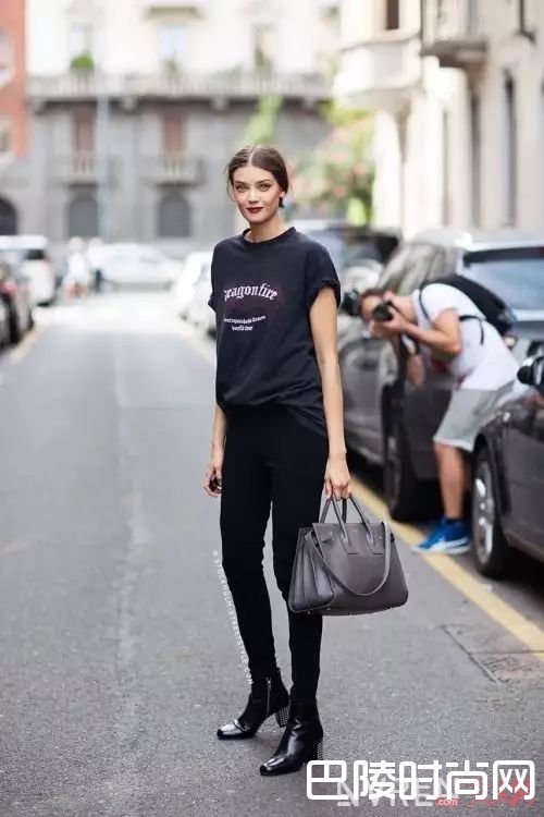 摇滚T配黑裤_白T穿腻了，来件“摇滚T“燃爆你的夏天！