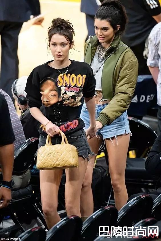 摇滚T配短裤_白T穿腻了 来件“摇滚T“燃爆你的夏天！