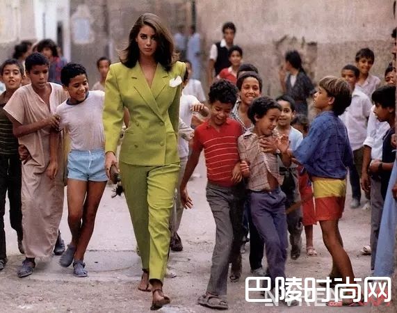 80年代宽肩西装_80年代最有腔调的复古单品,你还差哪件?