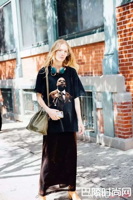 摇滚T搭配裙子_白T穿腻了，来件“摇滚T“燃爆你的夏天！